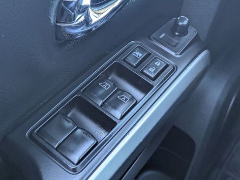 Used 2016 Nissan Titan SV image 22