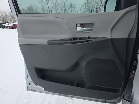 Used 2018 Toyota Sienna L image 28