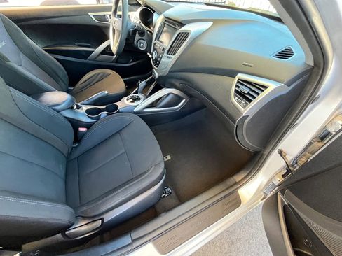 Used 2016 Hyundai Veloster image 11