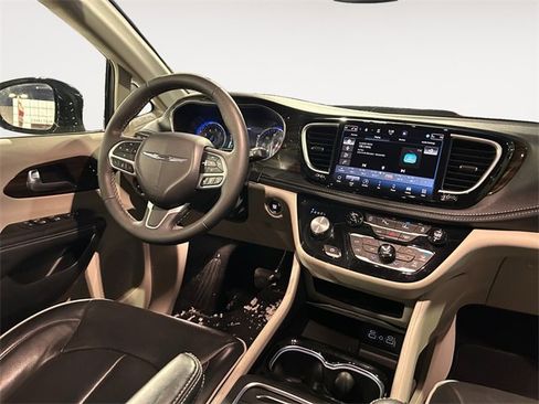 Used 2023 Chrysler Pacifica Limited image 10