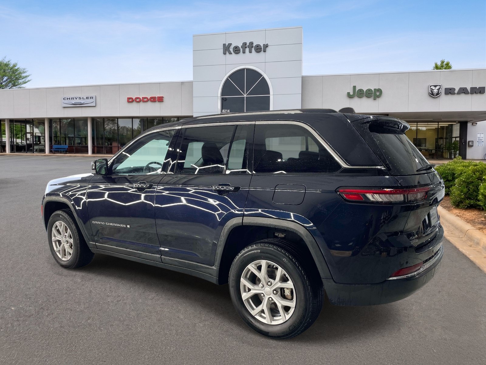 Used 2023 Jeep Grand Cherokee Limited AWD/4WD image 4