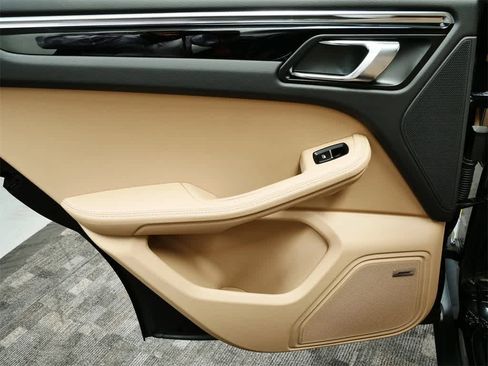 Used 2025 Porsche Macan image 14