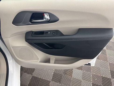 Used 2023 Chrysler Pacifica Touring-L FWD image 17