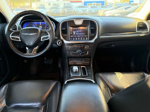 Used 2018 Chrysler 300 Touring L image 17