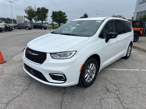 New 2026 Chrysler Pacifica Select image 13