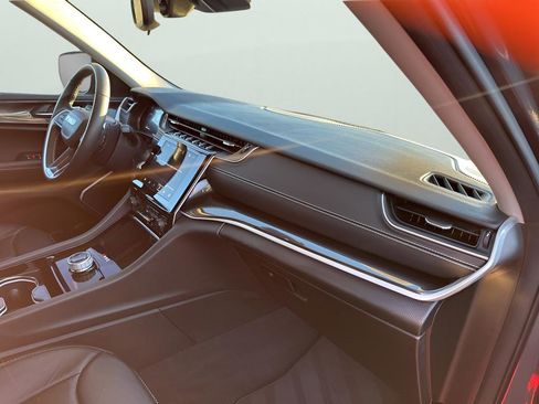 Used 2022 Jeep Grand Cherokee Laredo w/ Luxury Tech Group I image 14