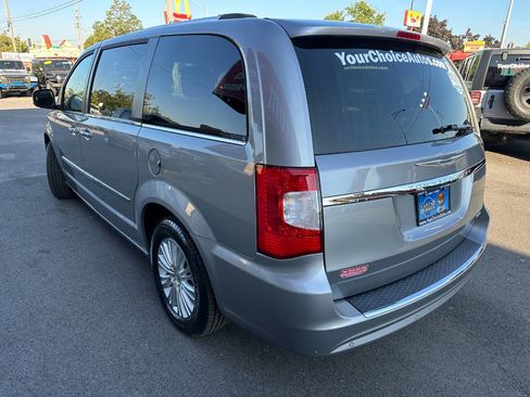 Used 2015 Chrysler Town & Country Limited image 3
