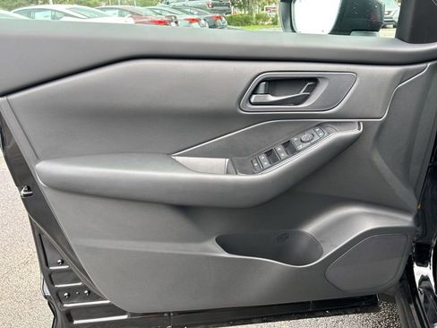 Used 2025 Nissan Rogue S AWD/4WD image 11