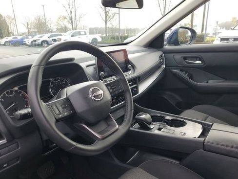 Used 2025 Nissan Rogue SV image 18