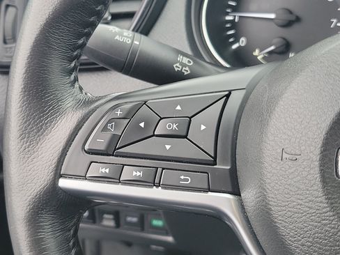 Used 2018 Nissan Rogue SV w/ Premium Package image 17