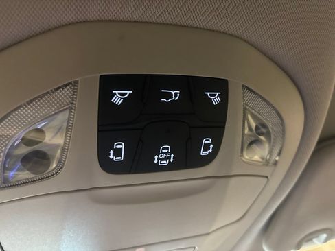 Used 2017 Chrysler Pacifica Touring Plus w/ Tire & Wheel Group FWD image 17