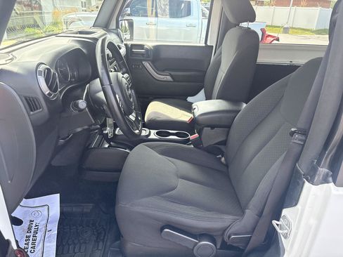 Used 2018 Jeep Wrangler Sport AWD/4WD image 9