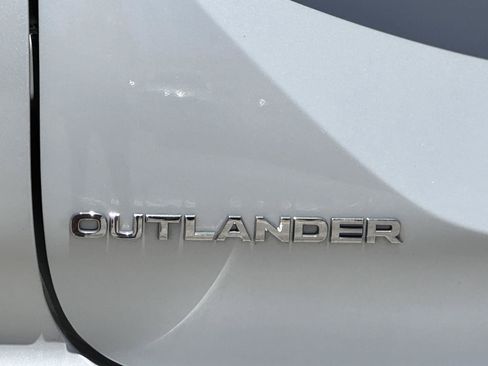 Used 2025 Mitsubishi Outlander SE FWD image 12
