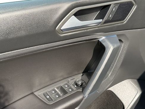 Used 2020 Volkswagen Tiguan SE image 9