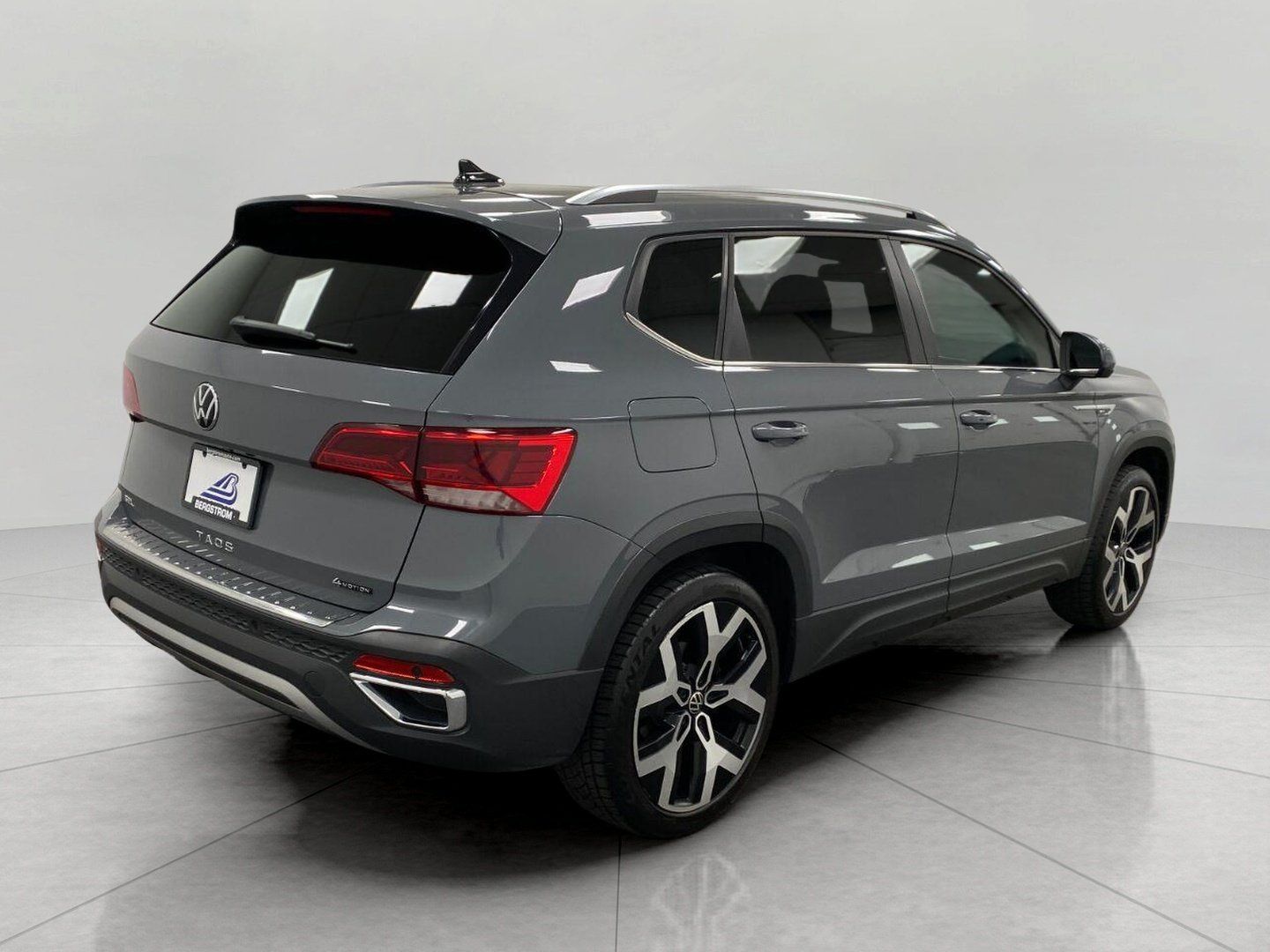 Used 2022 Volkswagen Taos SEL w/ Panoramic Sunroof Package AWD/4WD image 4