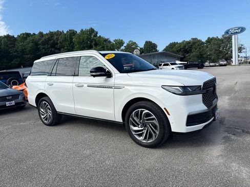 Used 2025 Lincoln Navigator Reserve AWD/4WD image 14