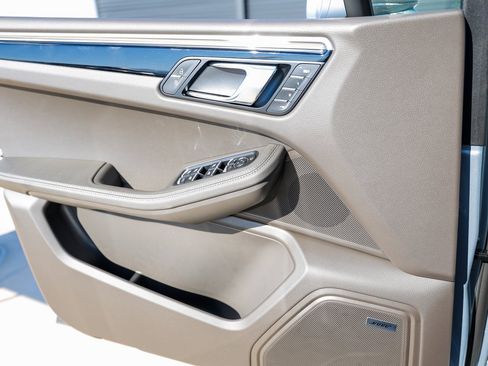 Certified 2025 Porsche Macan image 23