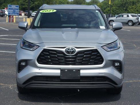 Used 2021 Toyota Highlander XLE FWD image 25