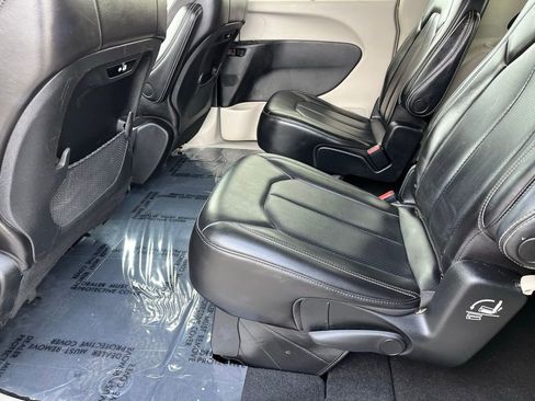 Used 2023 Chrysler Pacifica Touring-L image 14