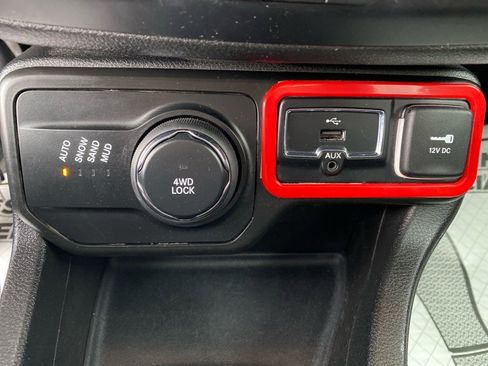 Used 2018 Jeep Renegade Latitude w/ Cold Weather Group image 14