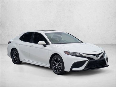 Used 2024 Toyota Camry SE FWD image 3
