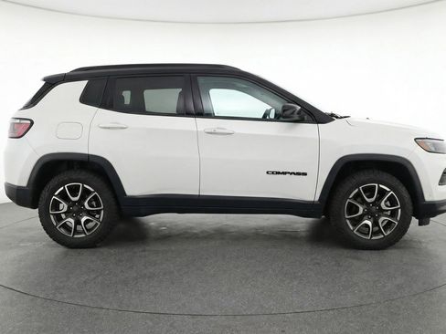 Used 2025 Jeep Compass Trailhawk AWD/4WD image 8