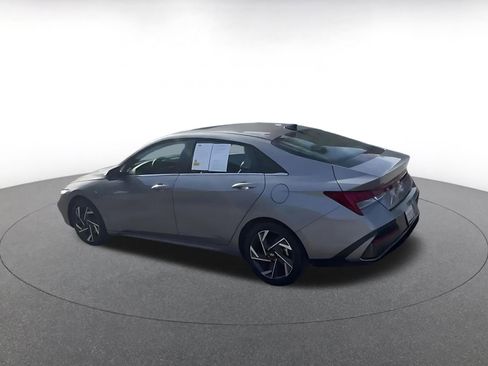 Used 2025 Hyundai Elantra Limited image 10