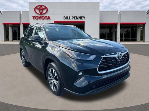 Used 2024 Toyota Highlander XLE FWD image 9