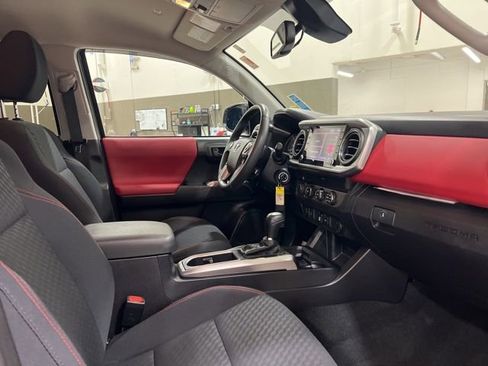 Used 2020 Toyota Tacoma SR5 w/ Technology Package image 11