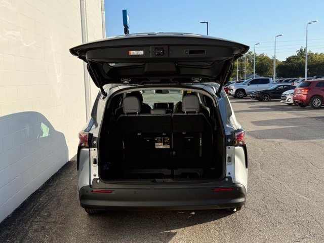Used 2025 Toyota Sienna XLE FWD image 8