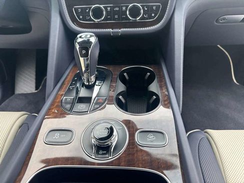 Certified 2025 Bentley Bentayga AWD/4WD image 19