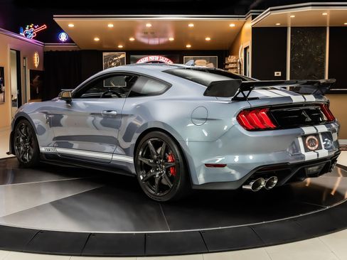 Used 2022 Ford Mustang Shelby GT500 w/ Carbon Fiber Track Pack RWD image 16