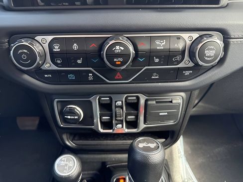 Used 2025 Jeep Wrangler Unlimited Sahara AWD/4WD image 19