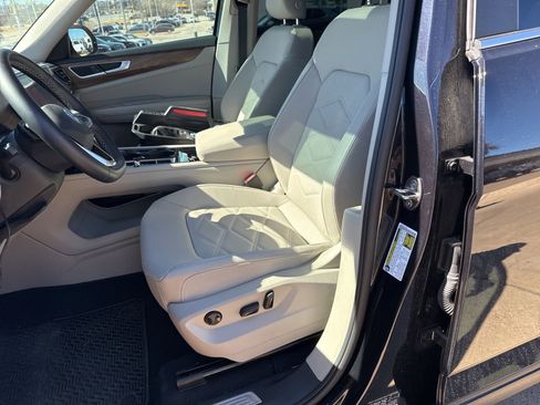 Used 2025 Volkswagen Atlas SE image 12