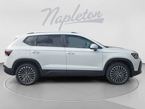 New 2026 Volkswagen Taos SE FWD image 8