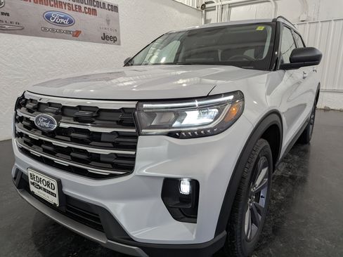 Used 2026 Ford Explorer Active w/ Active Comfort Package AWD/4WD image 3