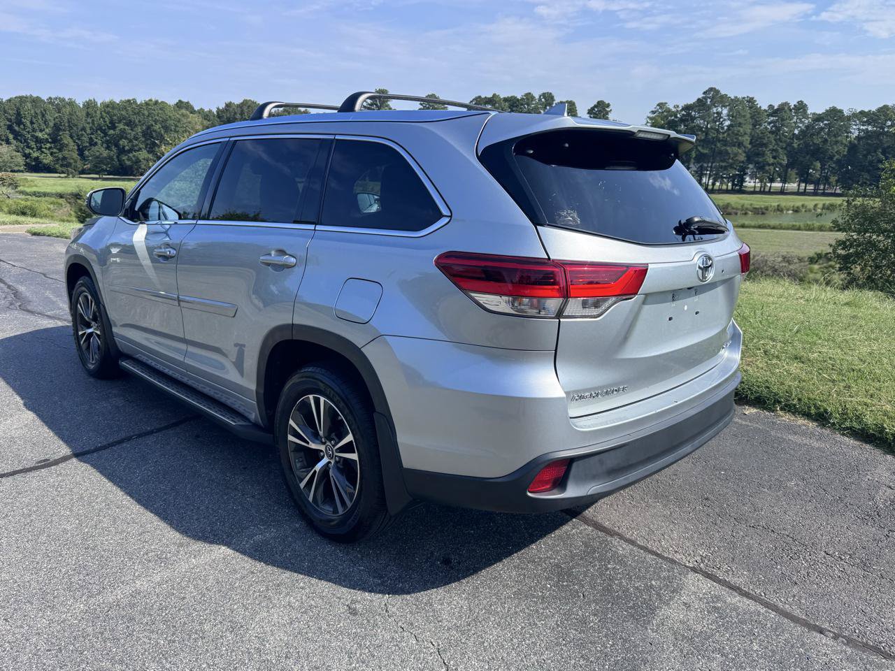 Used 2018 Toyota Highlander XLE AWD/4WD image 11