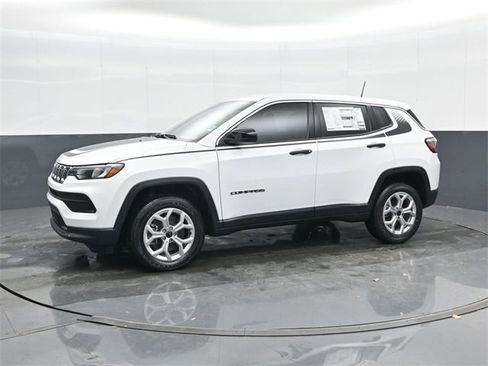 Used 2025 Jeep Compass Sport w/ Mopar Graphics Package image 9