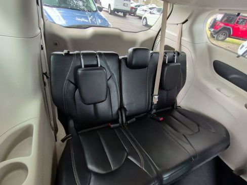 Used 2022 Chrysler Pacifica Touring-L image 22