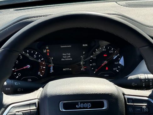 Used 2025 Jeep Compass Limited image 41