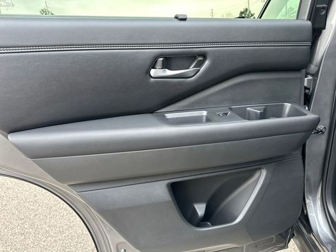 Used 2024 Nissan Pathfinder Platinum image 31