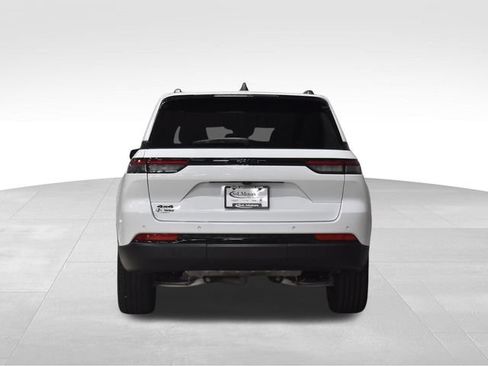 Used 2024 Jeep Grand Cherokee Altitude AWD/4WD image 9