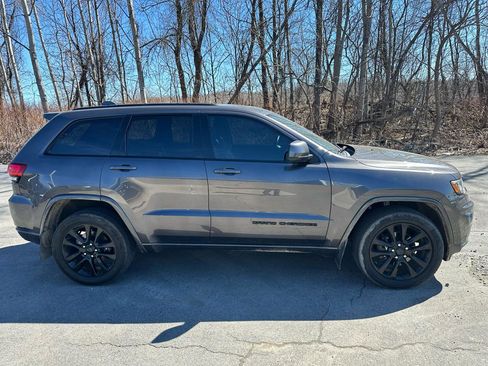 Used 2019 Jeep Grand Cherokee Altitude image 4