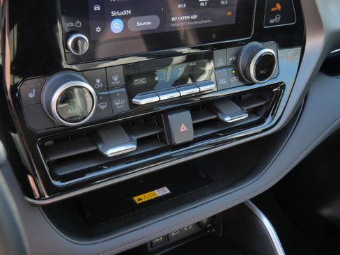 Certified 2024 Toyota Highlander XLE AWD/4WD image 24