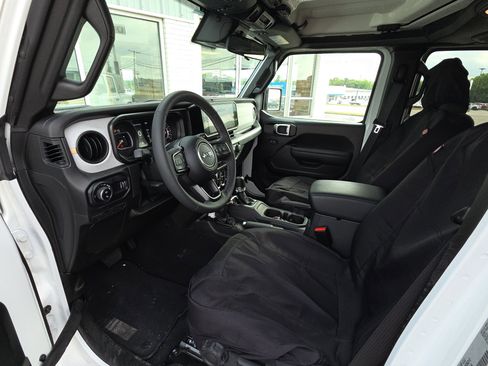 Used 2025 Jeep Gladiator Sport AWD/4WD image 8