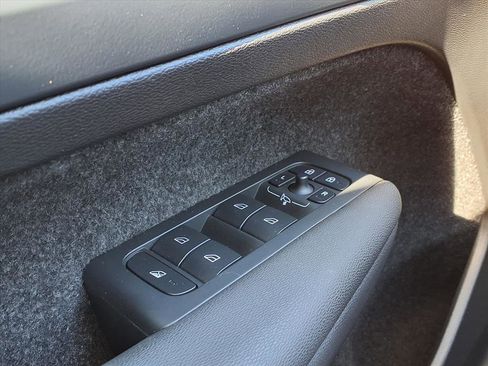 Used 2025 Volvo XC40 B5 Core w/ Protection Package Premier image 35