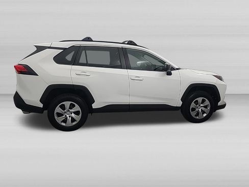 Used 2021 Toyota RAV4 LE FWD image 3
