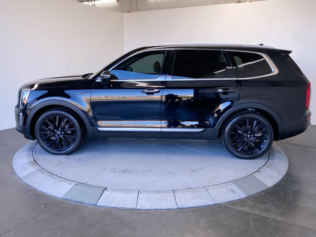Used 2020 Kia Telluride SX w/ Towing Package FWD image 2