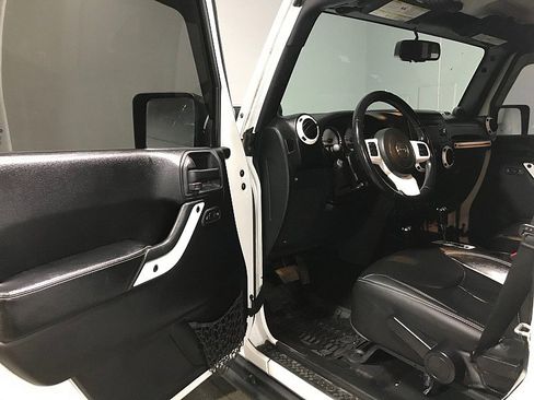 Used 2014 Jeep Wrangler Unlimited Sahara image 9