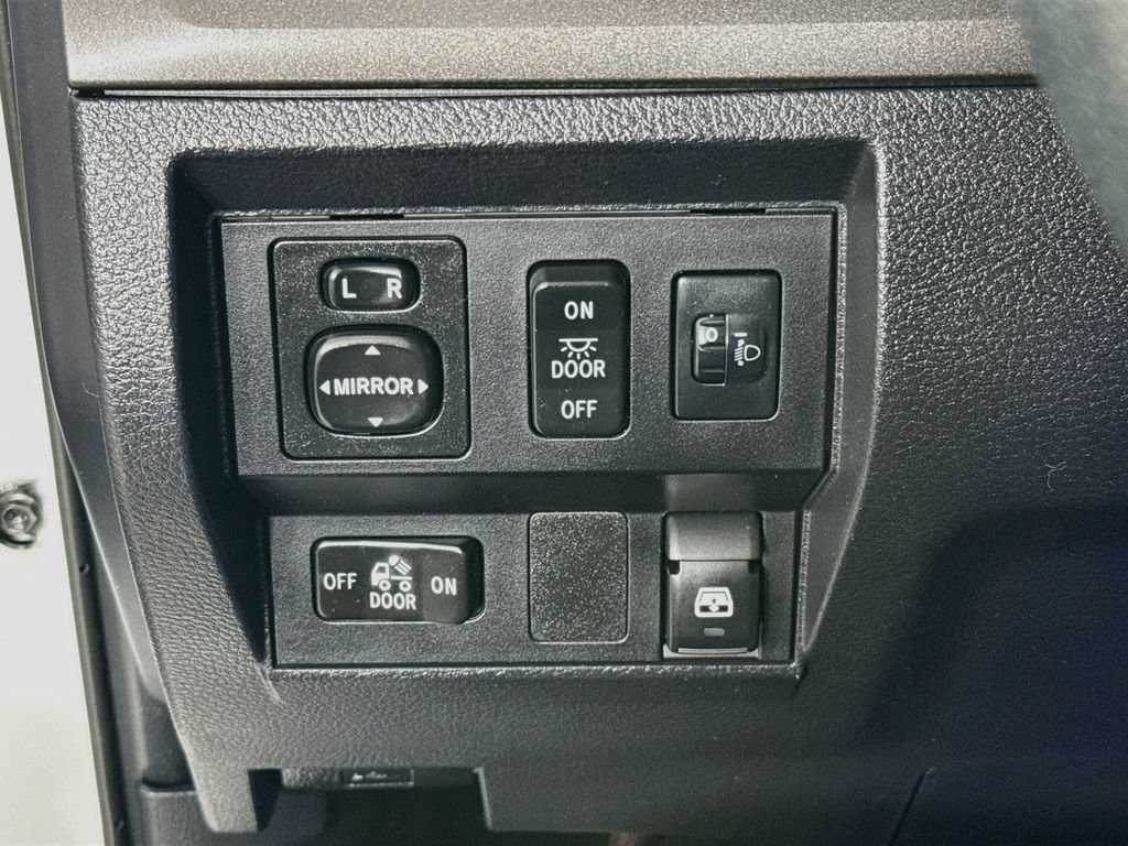 Used 2017 Toyota Tundra SR5 AWD/4WD image 12
